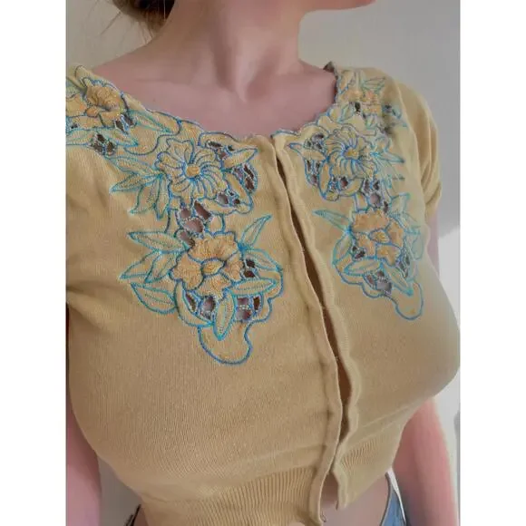 Floral Embroidered Clasp Cardigan - Picture 2 of 5